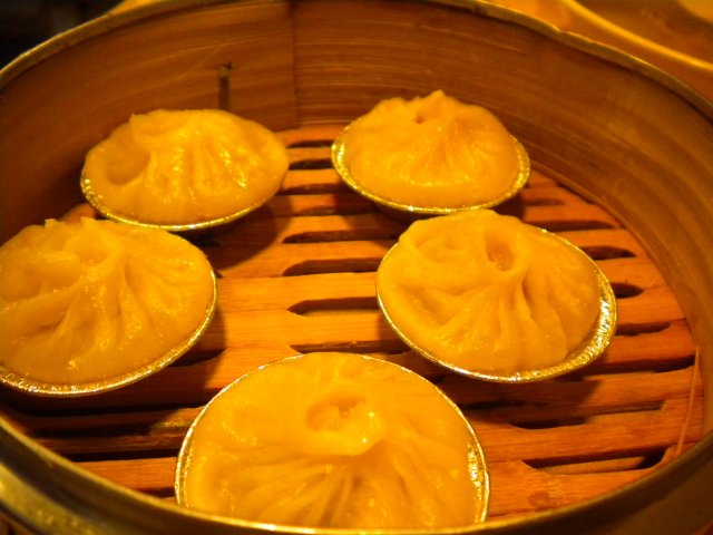 灌汤包，名不虚传，多汁皮薄，不爱吃包子的我都吃了两大颗，里面的肉挺新鲜。