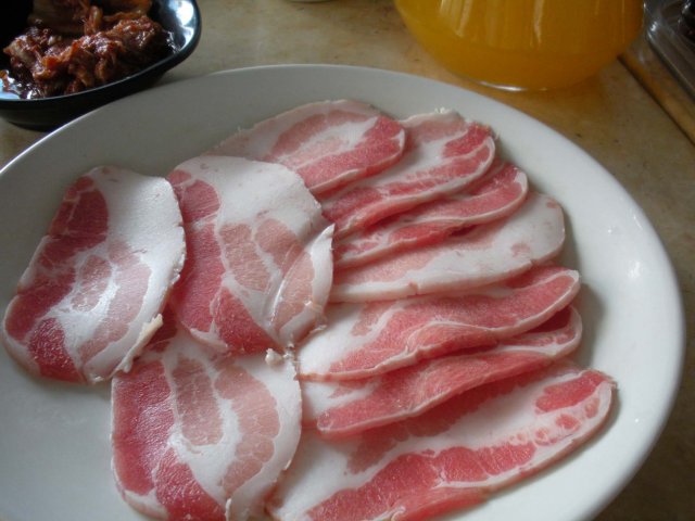 五花肉，旁边是泡菜，解油的。