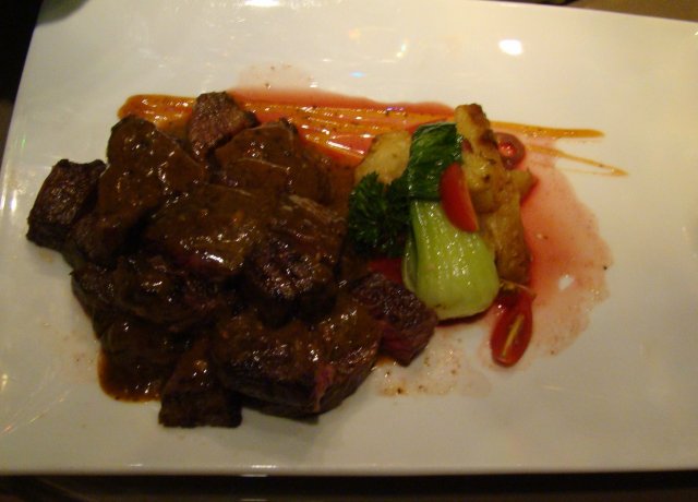 这是我们吃的比较贵的果木烟熏牛小扒,八分熟!个人口味!