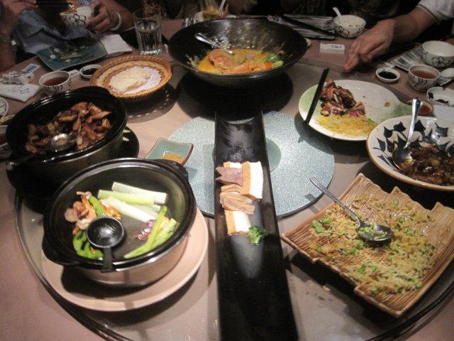 众人一顿风卷残局后