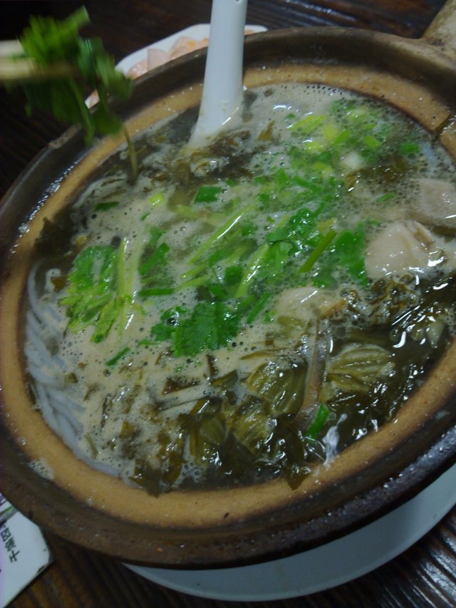 没辣椒的肥肠粉。。。汤很好喝。。