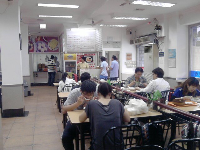 店内还算整齐