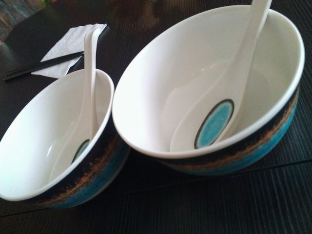 蓝色的餐具很好看，很有海洋Feel