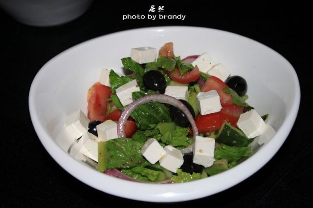 希腊沙拉，有鲜乳酪，洋葱，鲜蔬，还有黑橄榄，少了鹰嘴豆，中国也很少吧，希腊风味，确实不容易啊！