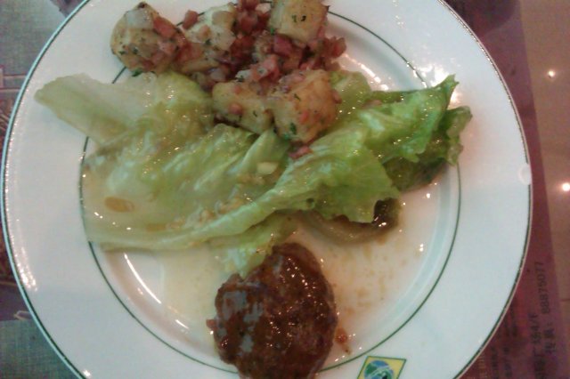 烟肉土豆生菜牛肉汉堡球