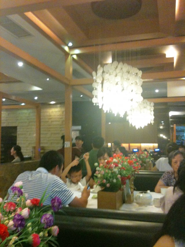 逼仄的座位，卡座中间放个花盆，当两张桌子