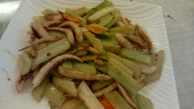 芹菜炒鲜尤，火候很足，鱿鱼新鲜