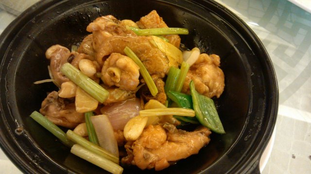 石锅焖鸡，这个有点不足，鸡不太新鲜