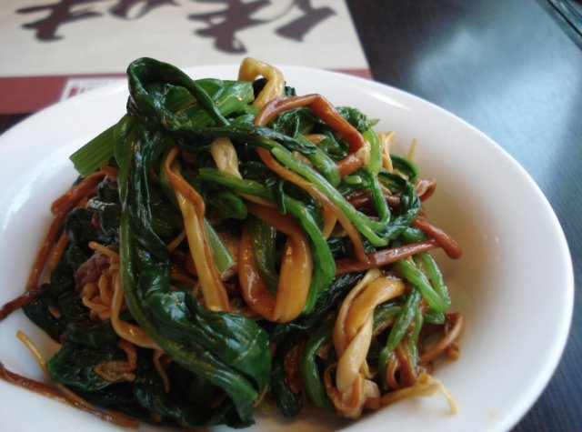 菠菜拌金菇