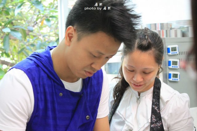 dadadada……老板的娇妻露脸啦，多贤惠呐……俩儿多默契，女孩纸们学着点儿啦