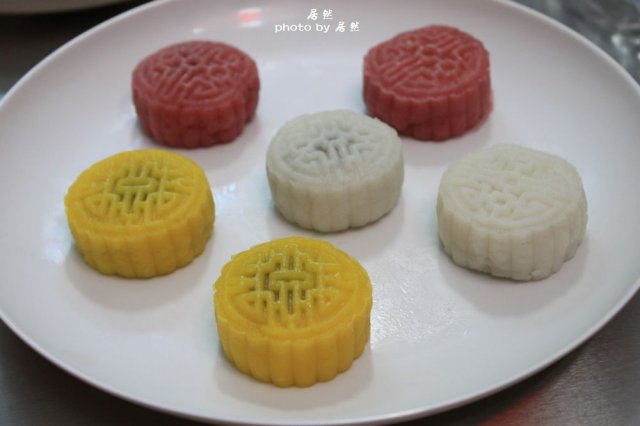 饼皮终于冰好！是不是可以……那个了！猜猜都有什么味道！我说的是馅儿！