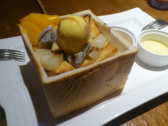 巨型蜂蜜雪糕水果吐司