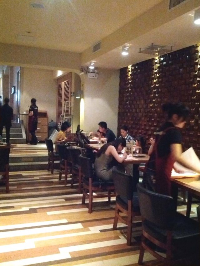 环境还好,就是有点暗