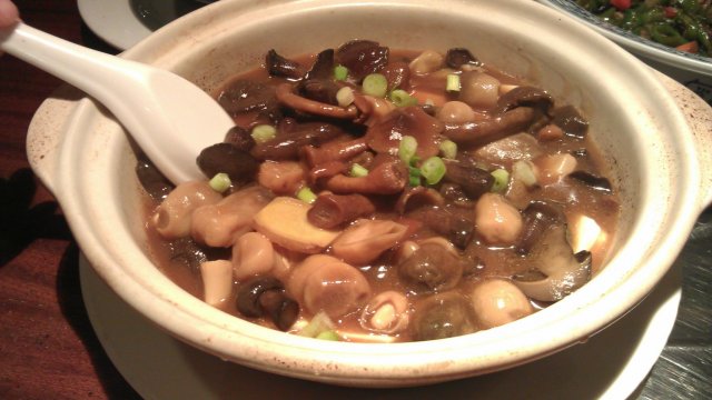 鲍汁鲜菇豆腐煲