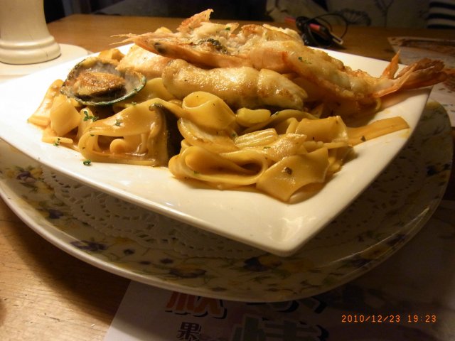 橄榄油蒜蓉海鲜宽面