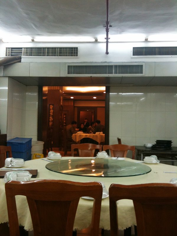 隔壁厅看起来高档些喔