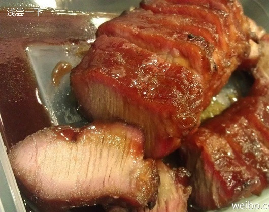 叉烧，是这里最受欢迎的品种，每天都很多人排队买， 感觉第一次去吃的时候真很好吃，但最近一次买的就差了，主要是肉颇肥，可能有客人要求要半肥瘦吧，我还是喜欢刚开始时候那些枚叉