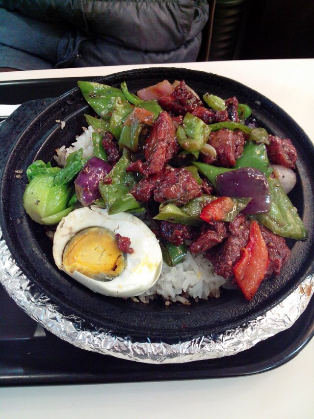黑椒牛柳煲仔饭