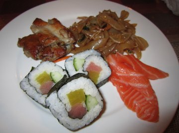 三文鱼,鸡扒,炒粉,寿司
