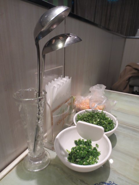 勺子插在花瓶里