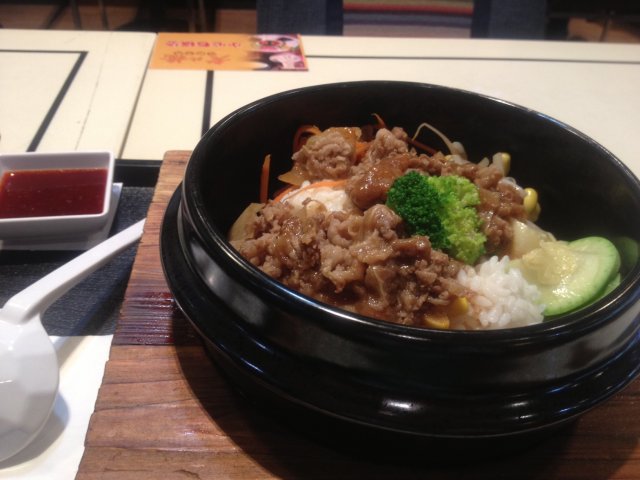 酱汁肥牛石锅饭