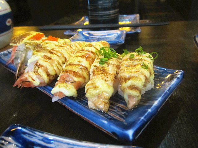 炙烧蟹棒、炙烧三文鱼