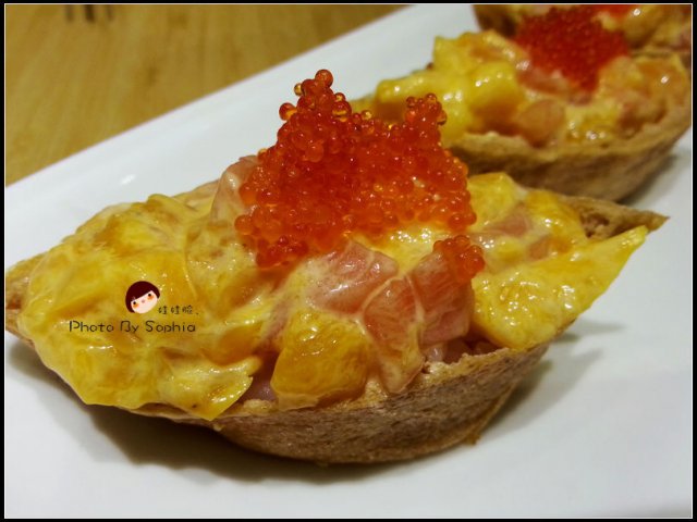 芒果三文鱼腐皮：芒果味好浓郁，好嫩，蟹籽点缀好漂亮！
