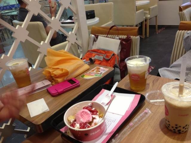 有点小挤哦，不过还可以聊天，东门的人真多