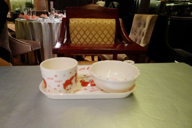 宝宝餐椅和餐具