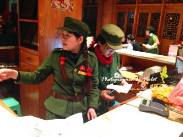 红卫兵装扮的收银员