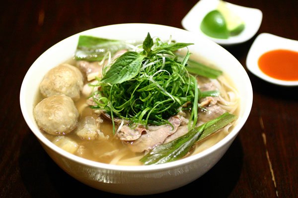 越式招牌火车头汤粉（38元例）：汤底以烤过的牛骨、牛肉熬制超过12小时，再加以鱼露，口感更为鲜美。汤粉中的配菜很丰盛，有牛肉丸、牛爽腩、牛筋、牛展和肥牛，品尝的时侯别忘了挤几滴青柠汁再蘸点辣椒酱，那味蕾跳跃的感觉，无法以笔墨形容。