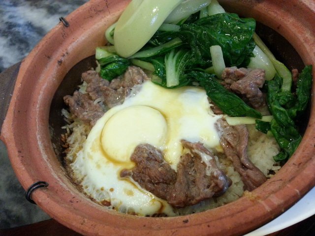 窝蛋牛肉煲仔饭