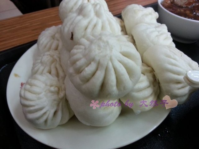五两猪肉大葱包子，大葱的味道很赞，猪肉特别嫩，外皮的褶儿还挺多，卖相也不错