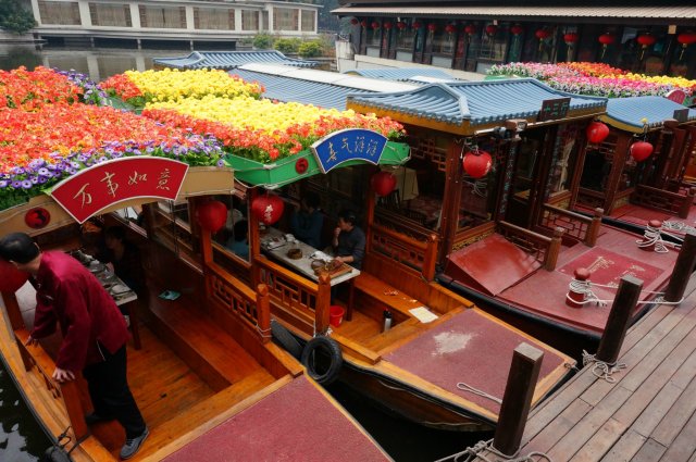 可選擇在花艇上嘆茶食點心