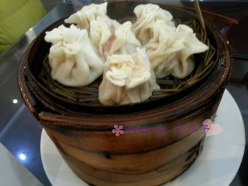 蟹肉烧麦，样子不错，馅料充足，味道鲜美