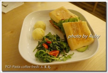 火鸡牛油果帕尼尼