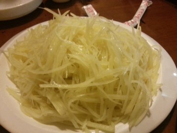 土豆丝算量比较大的了，但是味道很一般，油腻极了，有些辣味，吃起来口感偏软