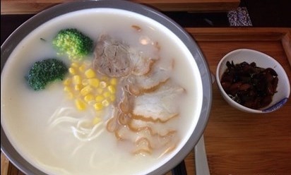 圆蹄焖肉面