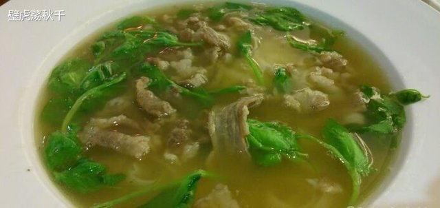 未加配料的牛肉河粉