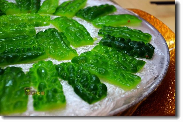 冰镇苦瓜排,最具代表性的菜,有二种吃法,第一是添细沙糖,第二是添介辣。