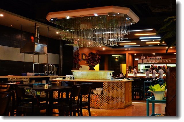 店内装修豪华，环境宽敞，卡座坐着舒适，