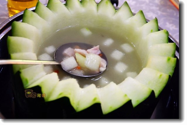 冬瓜盅内有瘦肉和一些药材；