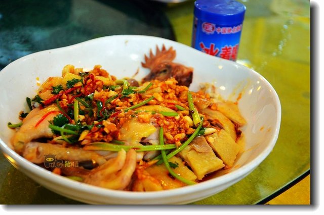 口水鸡，下面垫底是拍青瓜，一菜两种口味；