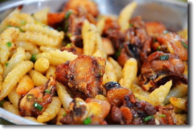 竹虫粉炒草鸡，粉条做成虫子状；