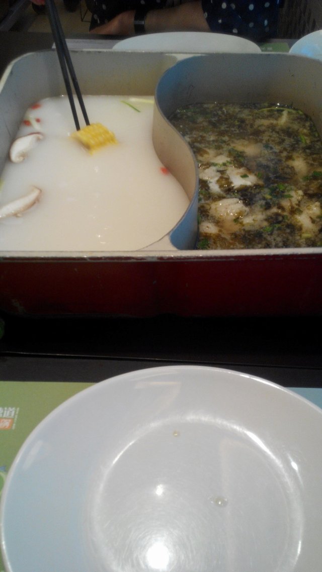 酸菜鱼火锅和蔬菜火锅底