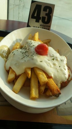 看起来只有沙拉酱，但其实底下藏着肉哦~棒~