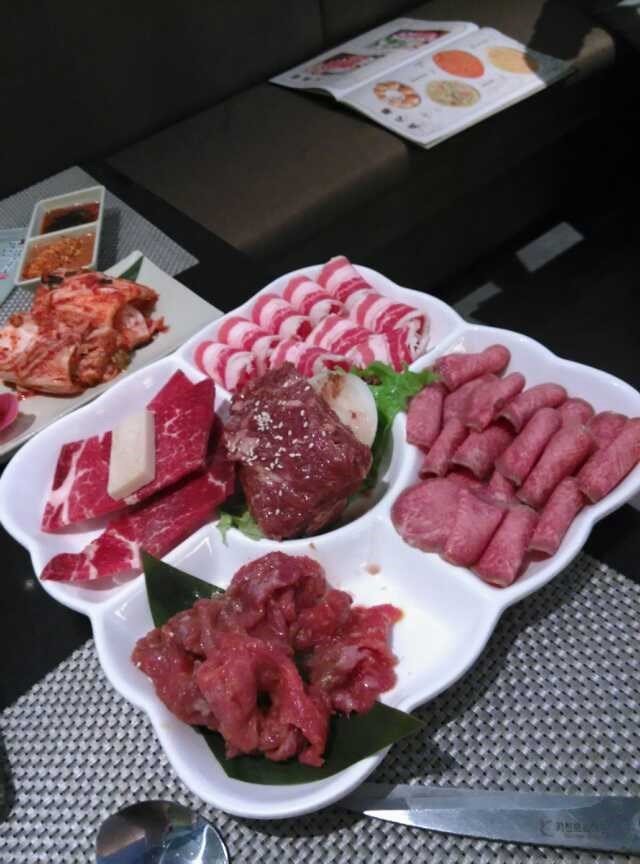 一大盆牛肉基本上部位都有了，小小的全牛宴，不错吃，