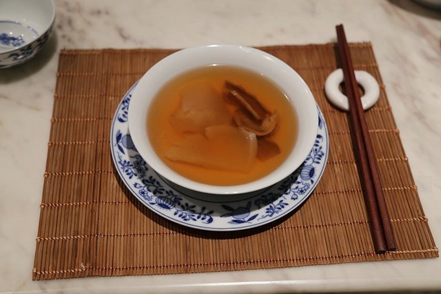 松茸炖裙边