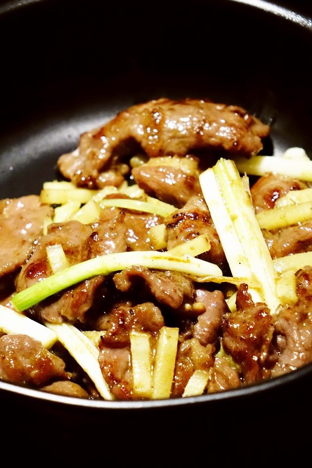 上桌時滋滋作響,香味四溢