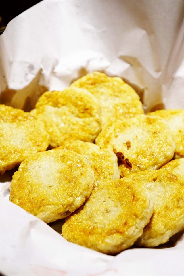 魚餅是用鯪魚肉打成,加入切成小塊的馬蹄與蔥,繞好後壓成餅狀